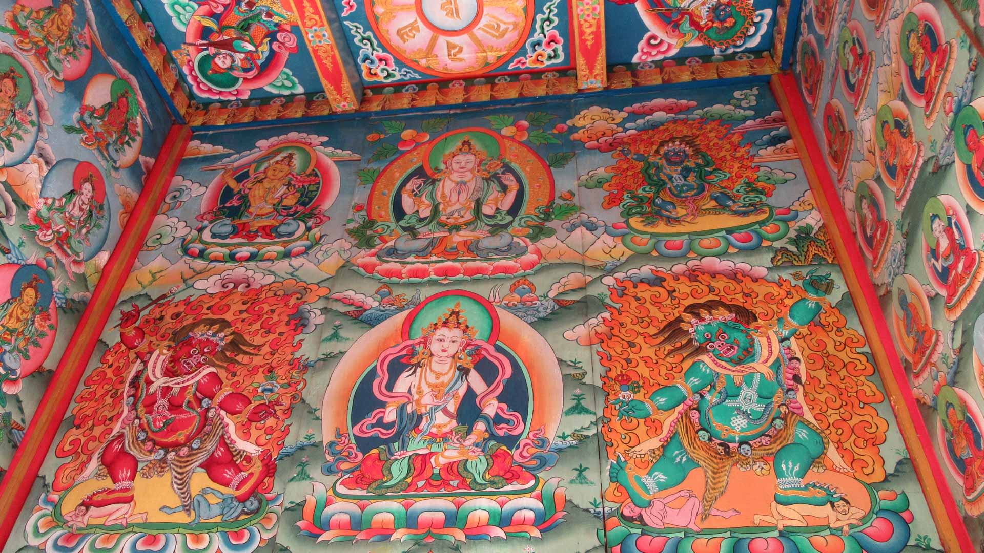 Trekking am Manaslu Circuit: tibetisch-buddhistische Mandala-Wandmalereien und Götterdarstellungen im Kloster Nepal.