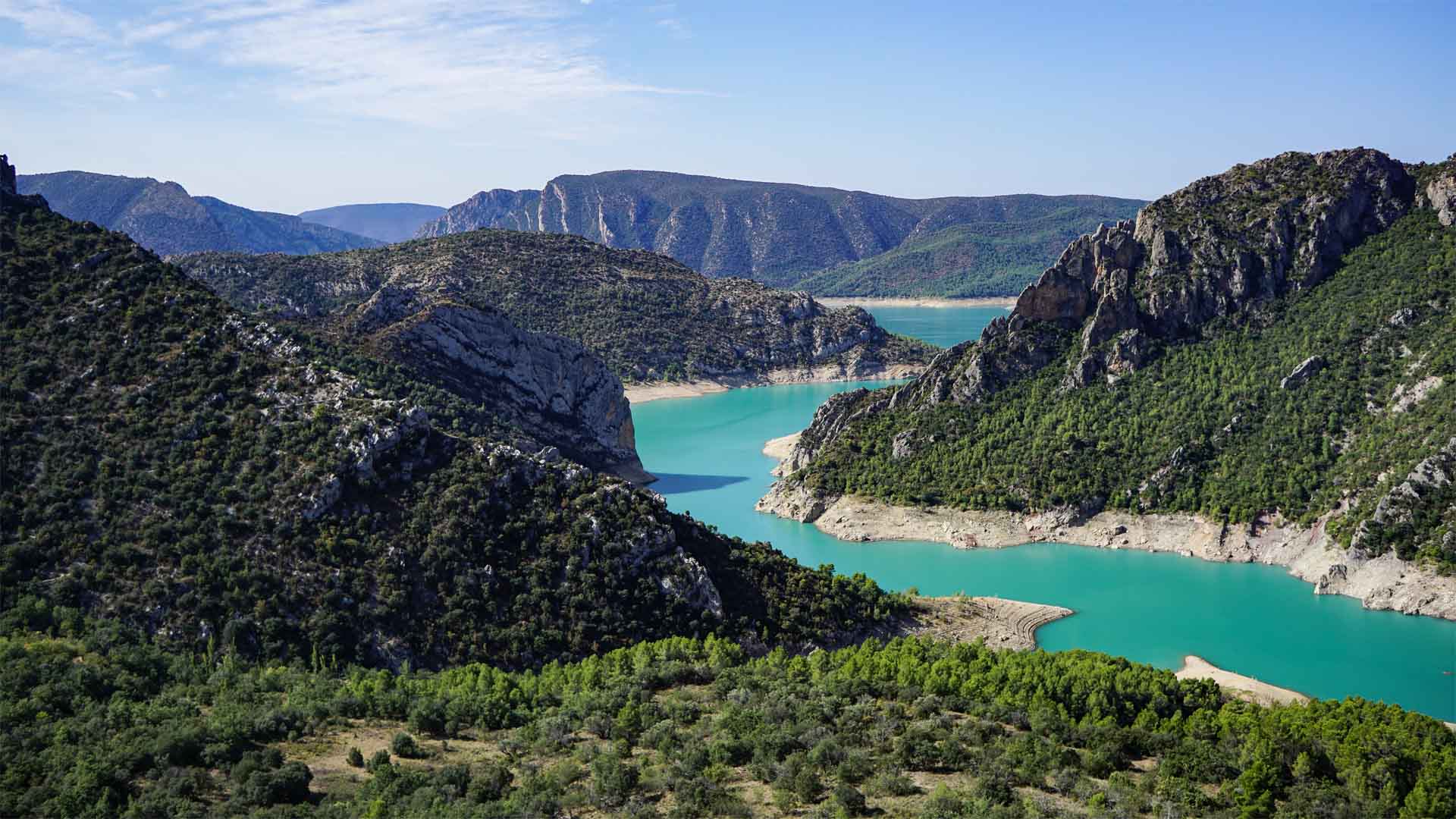 Trekking am Pantà de Canelles bei Mont-Rebei: türkisgrüner Stausee zwischen Kalksteinfelsen und begrünten Berghängen