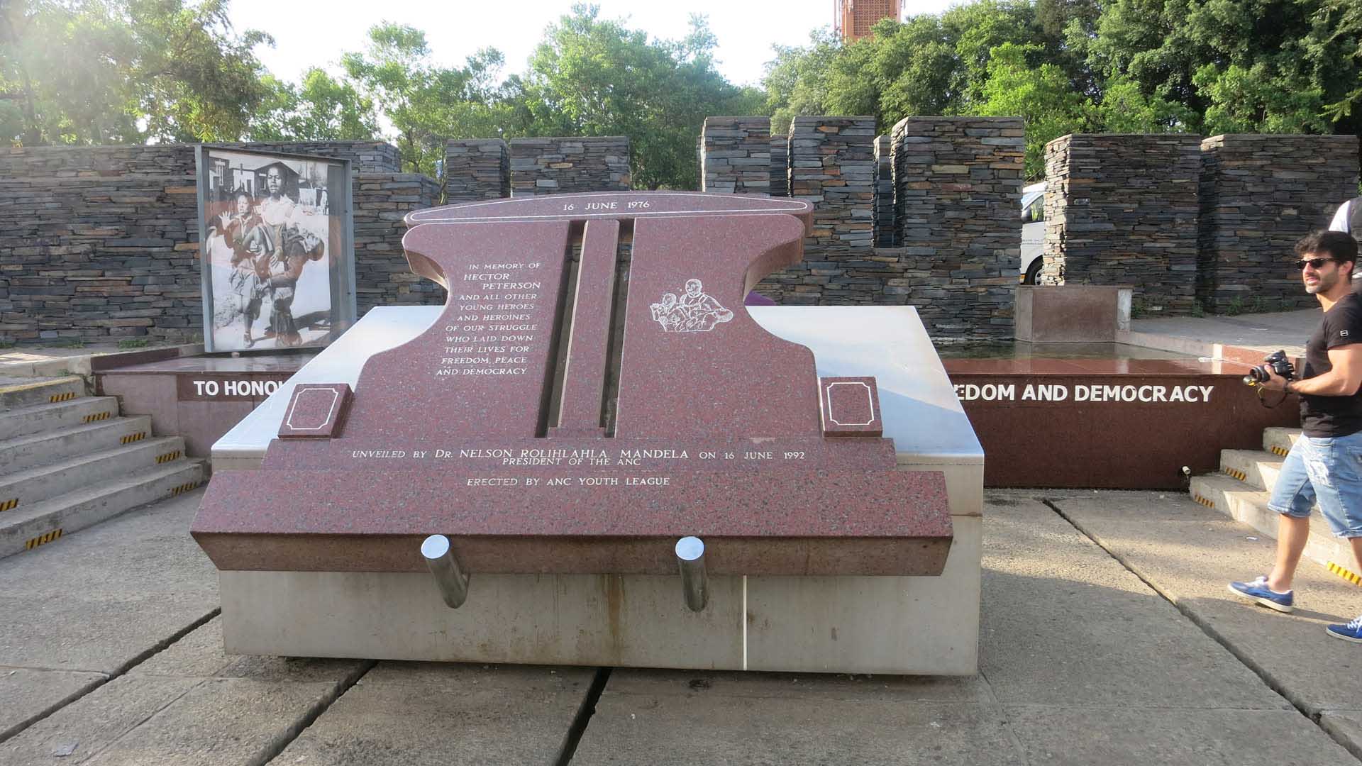 Trekking-Reisender fotografiert das Hector-Pietersen-Memorial in Johannesburg, Granitmonument mit Inschrift vom 16.