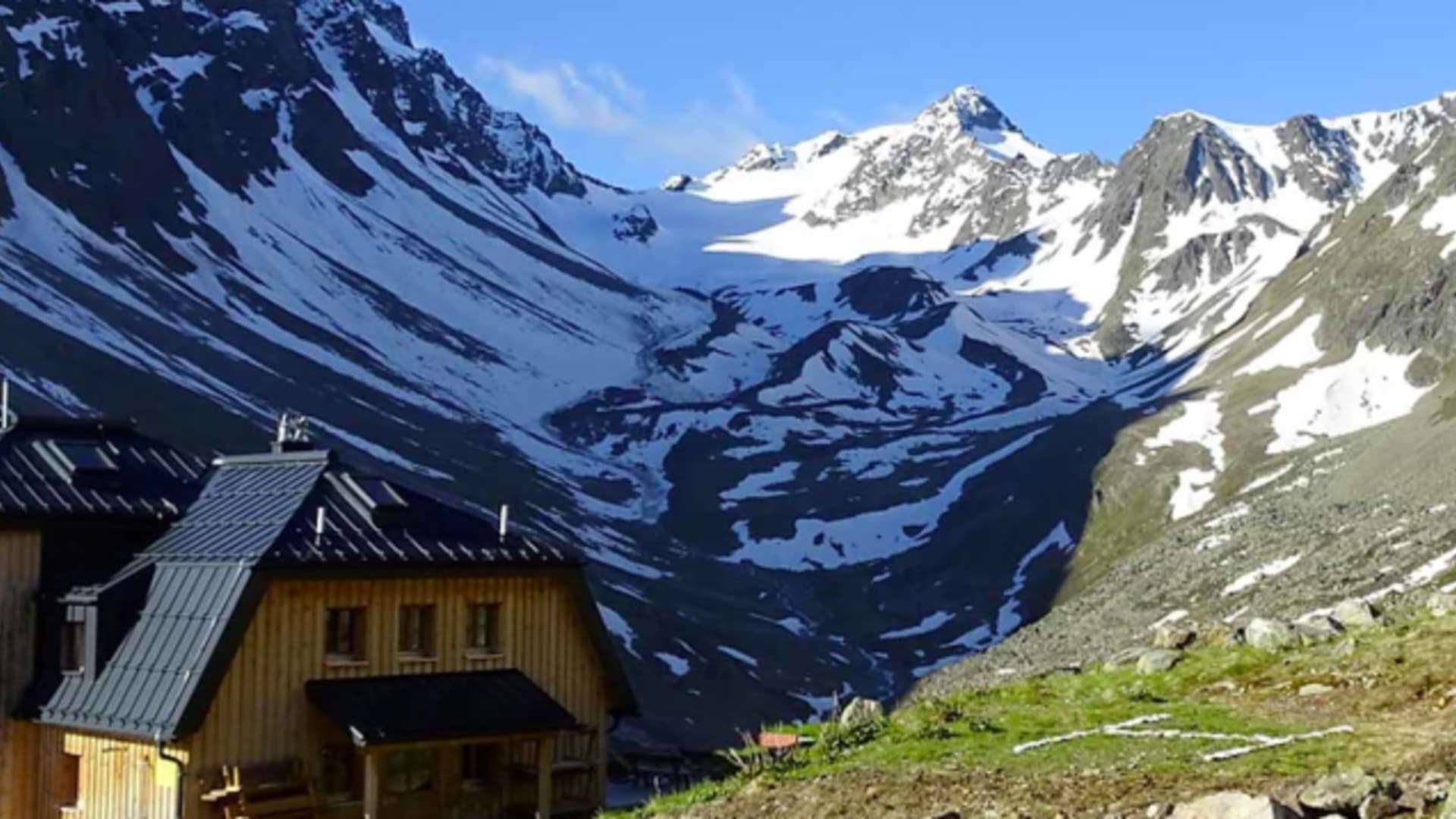 Das Westfalenhaus steht auf 2273 m zwischen Geröllfeldern mit Blick über das verschneite Hochtal der Stubaier Alpen.