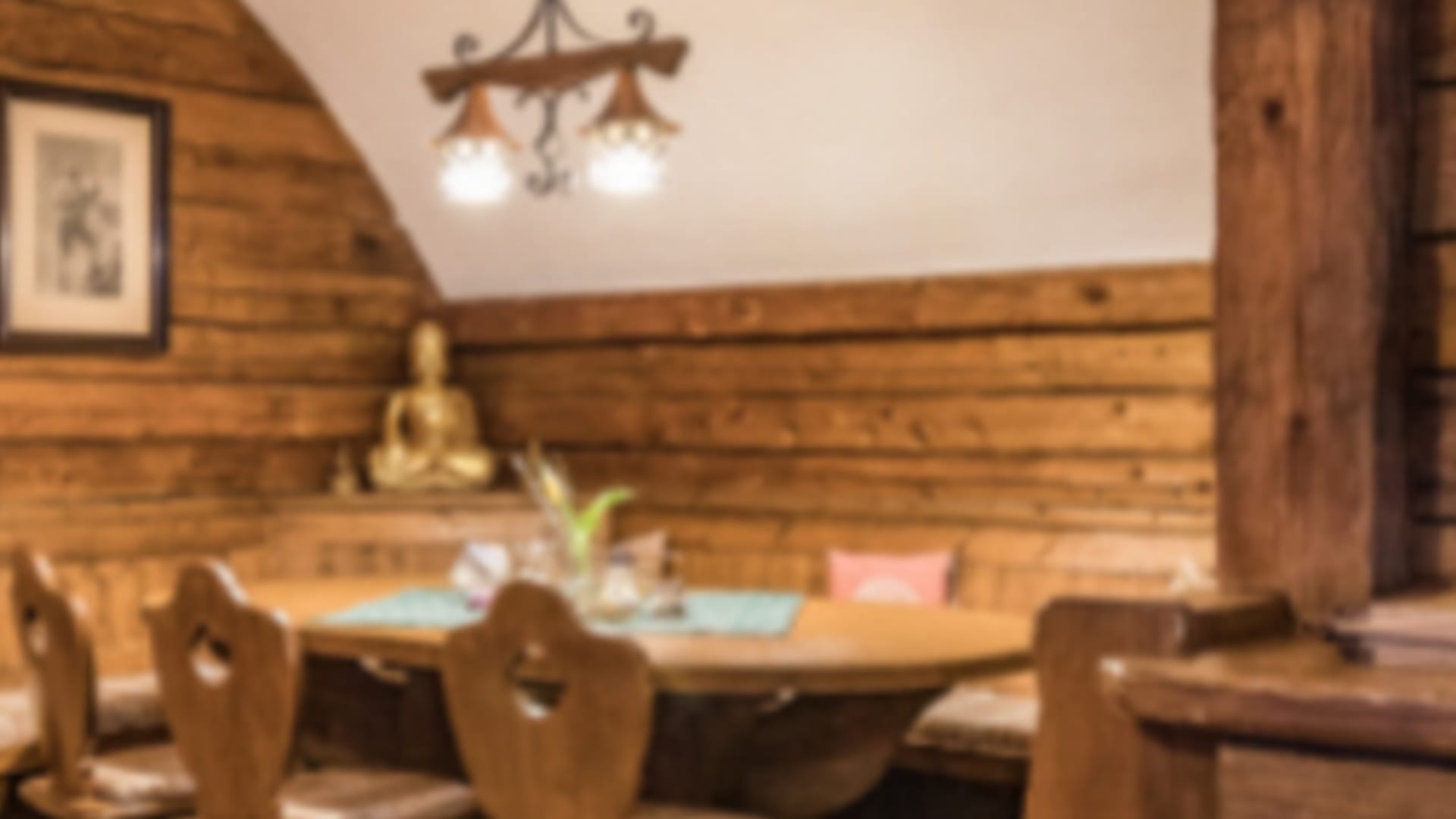 Traditionelle Holzstube der Sonnblickbasis mit massivem Esstisch, herzförmigen Stühlen und vollständiger Holzvertäfelung.