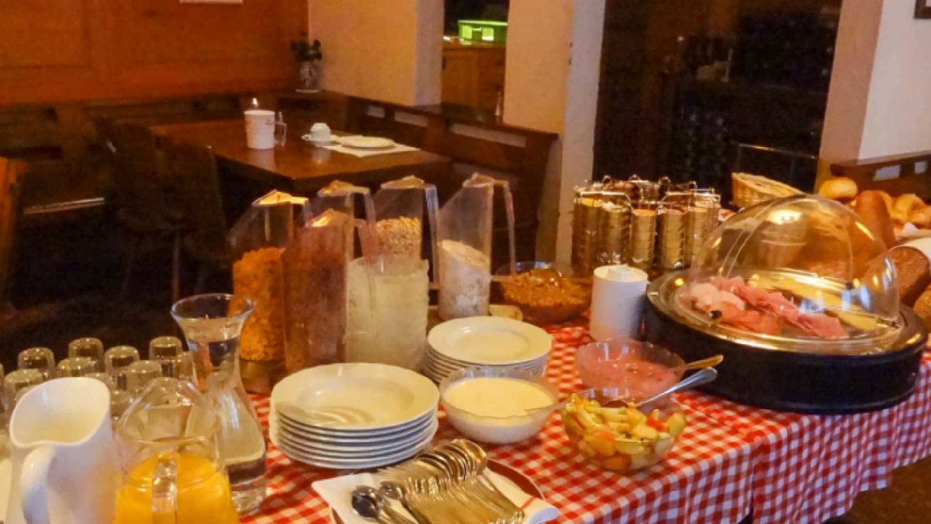 Frühstücksbuffet im Gastraum vom Hotel Sonne mit reichhaltiger Auswahl an Müsli, Brot und Aufschnitt.
