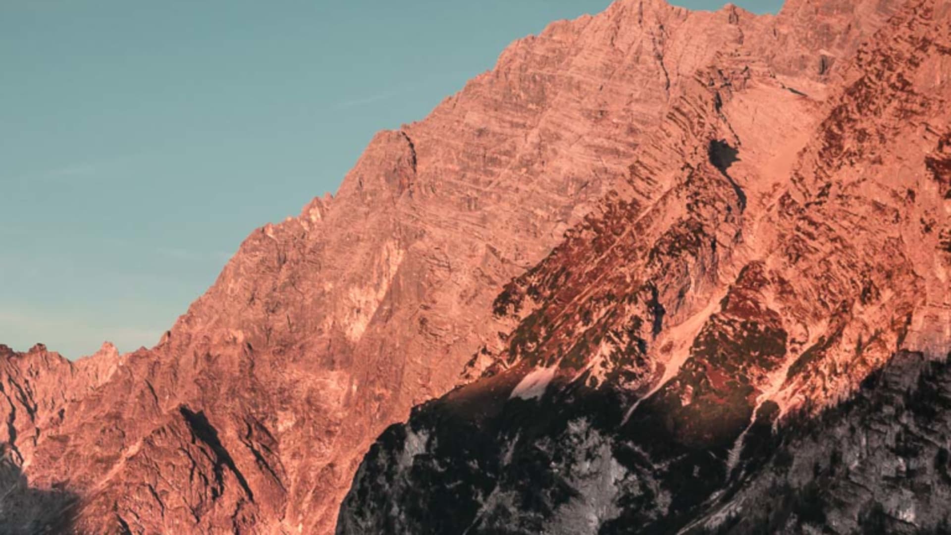 Bergwanderung zur Watzmann Ostwand im Morgenlicht mit Alpenglühen, Panoramablick von der Gotzenalm im Nationalpark Berchtesgaden