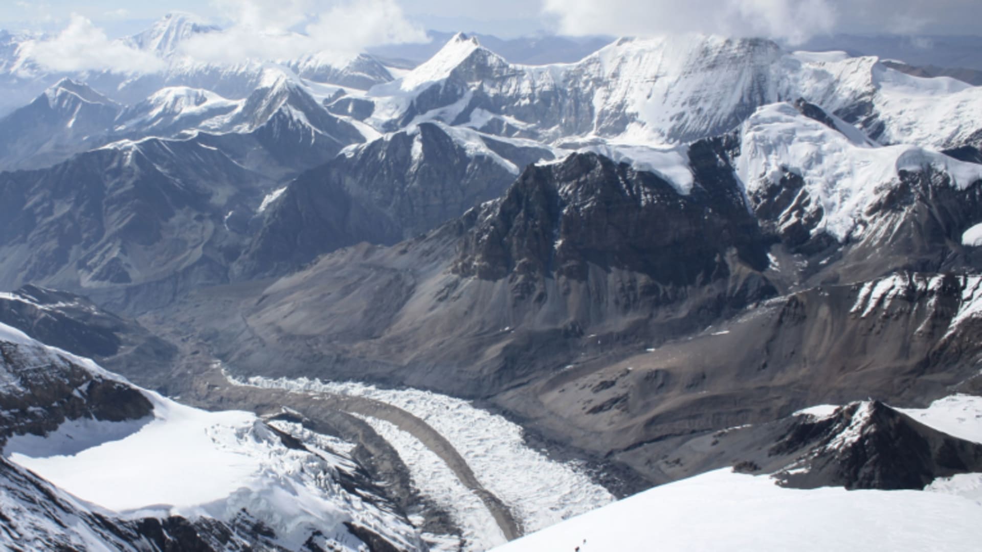 Expedition im Peri Himal: Panoramablick über Gletscher, Moränental und schneebedeckte 7000er-Gipfel.