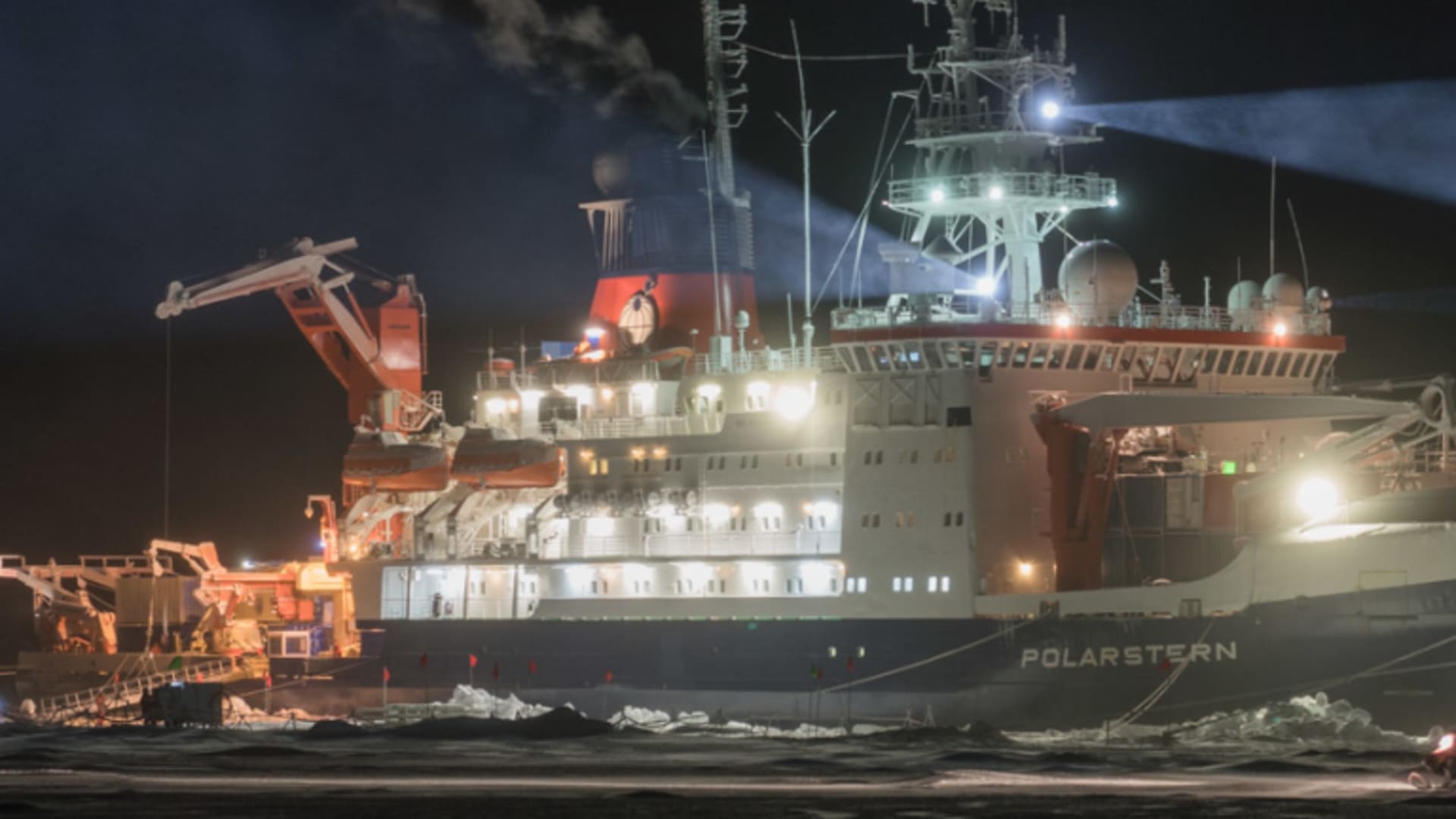 Polarstern im Packeis des Arktischen Ozeans bei Nacht