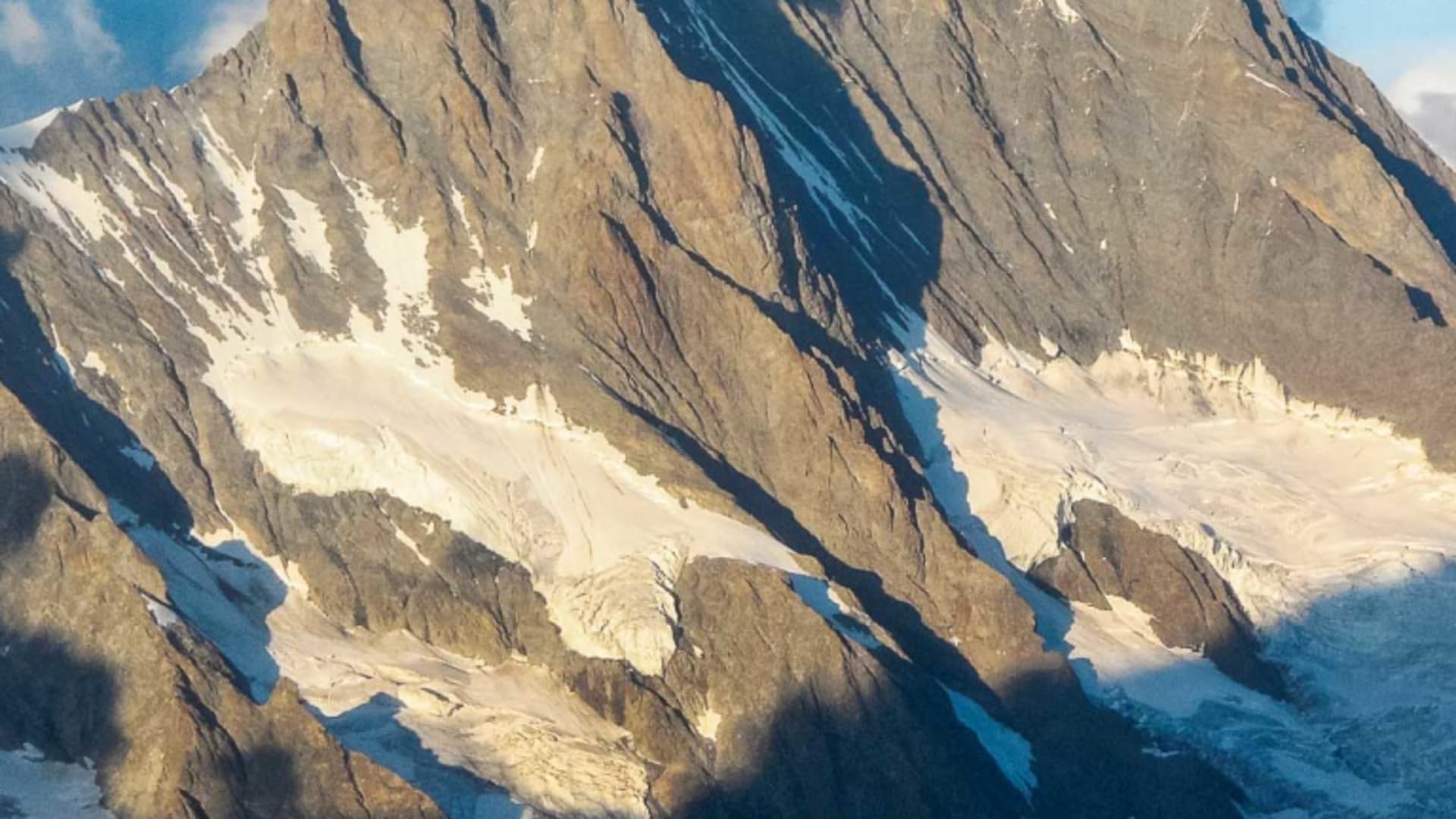 Hochtour auf das Schreckhorn: pyramidenförmiger Gipfel mit Gletscherzunge im Abendlicht der Berner Alpen.