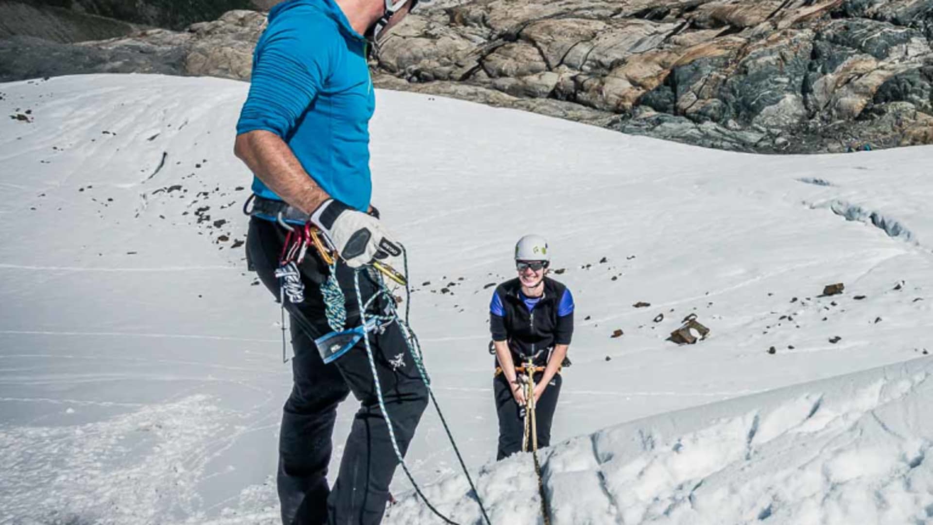 Hochtour Wildspitze: zwei Bergsteiger am Gletscher üben Spaltenbergung mit Seil und Steigeisen.