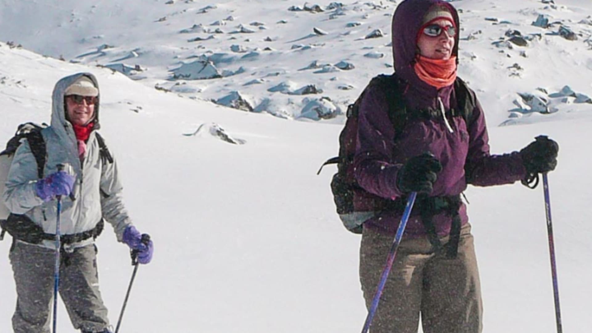 Schneeschuhtour im Piringebirge Bulgarien: zwei Wanderer mit Schneeschuhen und Teleskopstöcken auf verschneiter Fläche
