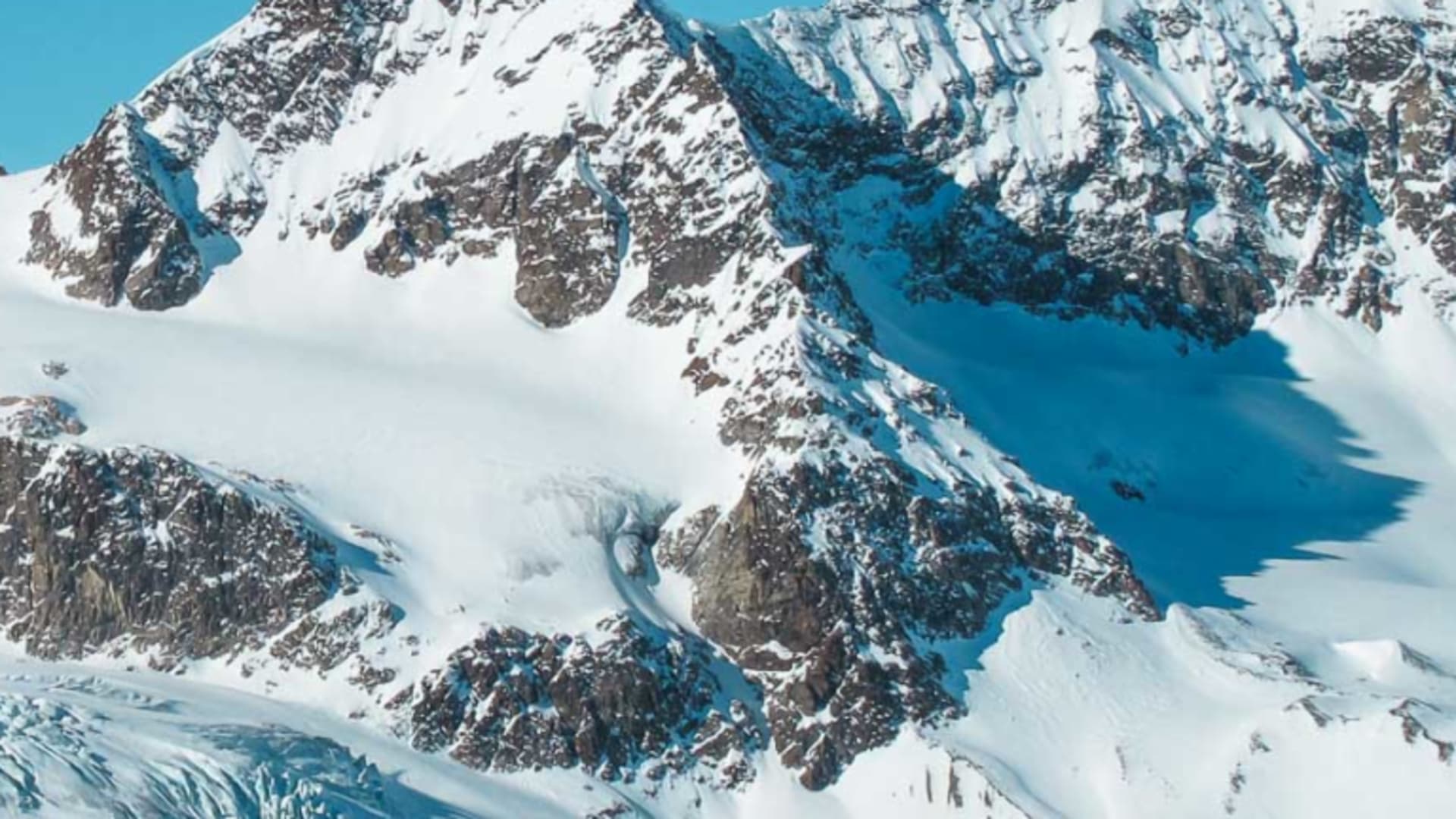 Schneeschuhtour in der Silvretta: Blick über das verschneite Gletscherplateau auf den spitzen Gipfel des Silvrettahorns