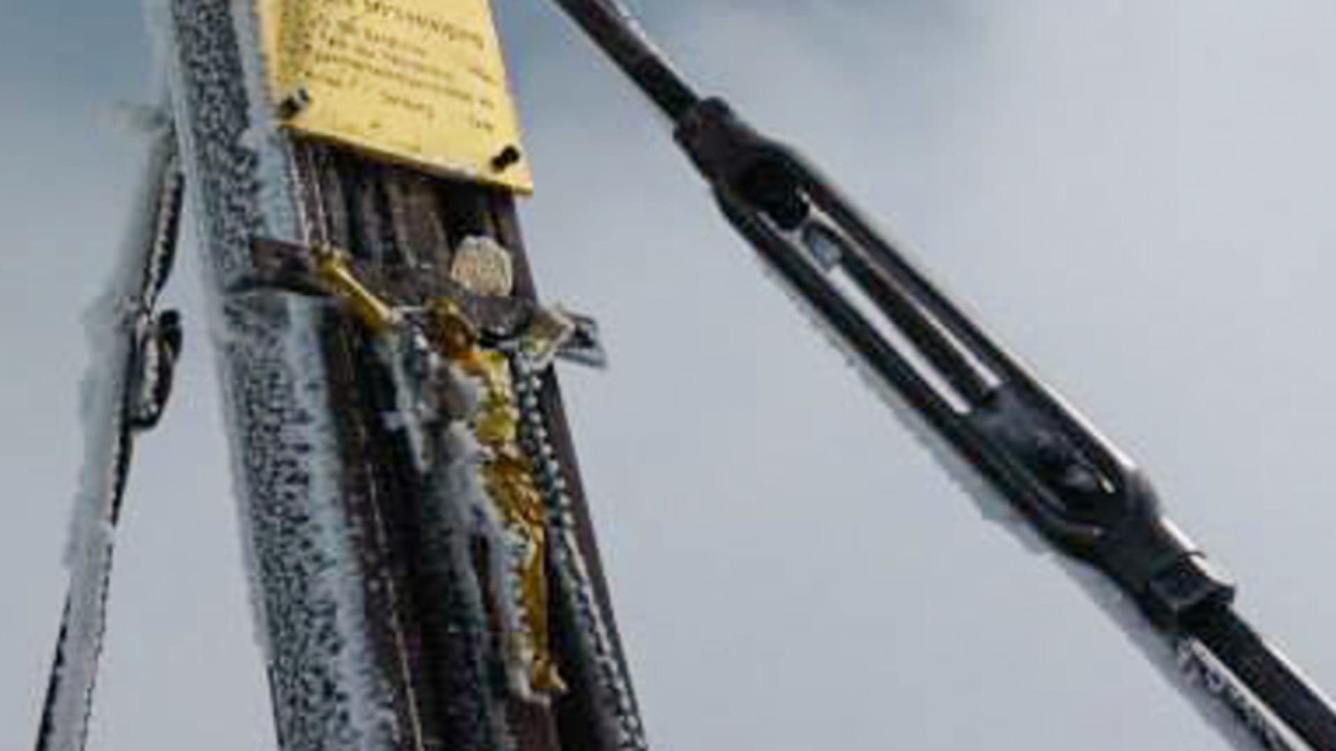 Vereistes Gipfelkreuz am Großglockner auf der Skitour: Raureif bedeckt Metallbalken, Ketten und Gedenktafeln