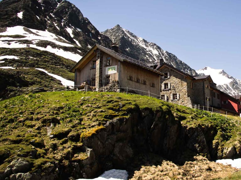 Panorama des Taschachhaus als DAV-Ausbildungsstützpunkt mit schneebedeckten Gipfeln der Ötztaler Alpen im Hintergrund.