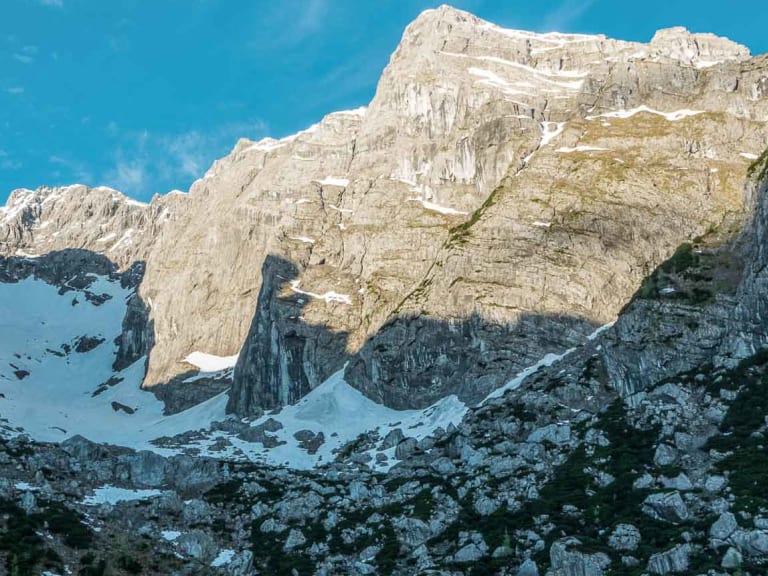Panorama des Hochgebirgstals mit steilen Kalksteinwänden nahe der Blaueishütte.