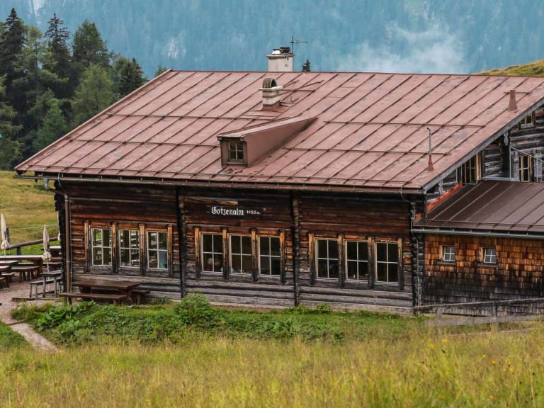 Die Gotzenalm als alpine Berghütte mit traditioneller Holzbauweise im Nationalpark Berchtesgaden.