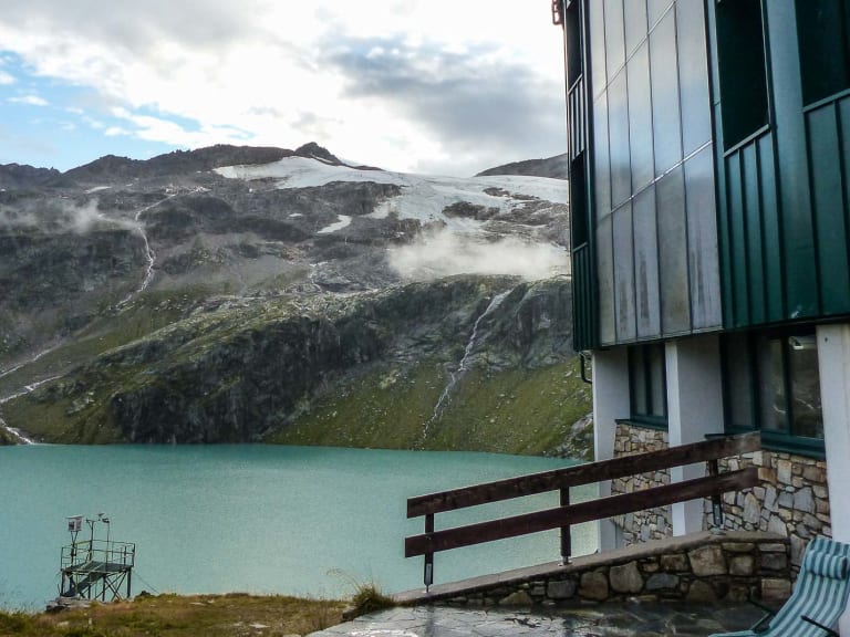Das Berghotel Rudolfshütte steht mit moderner Glasfassade direkt am türkisfarbenen Weißsee in den Hohen Tauern.