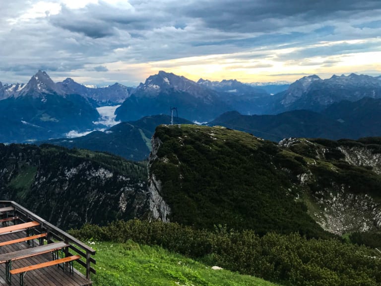 Blick von der Sonnenterrasse des Stöhrhaus auf die Bergkette der Berchtesgadener Alpen mit orangefarbenen Biertischgarni
