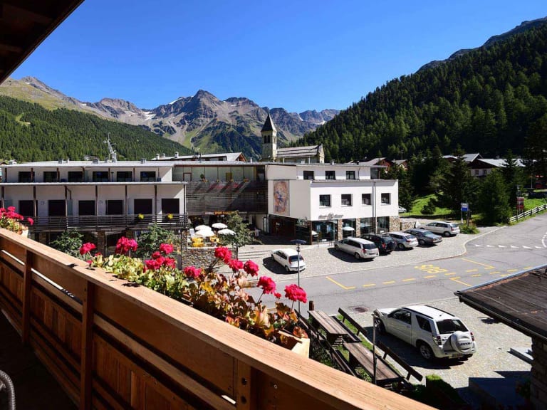 Panoramablick vom Balkon im Alpin Garni die kleine Post auf das Bergdorf Sulden im Ortlergebiet.