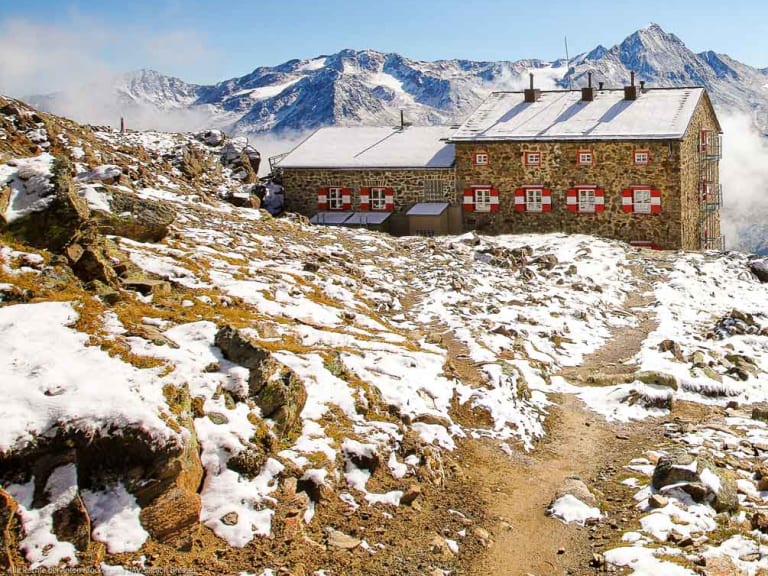 Die Breslauer Hütte im Winter auf 2.844 m zwischen Schneefeldern mit Blick auf die vergletscherten Gipfel der Ötztaler A