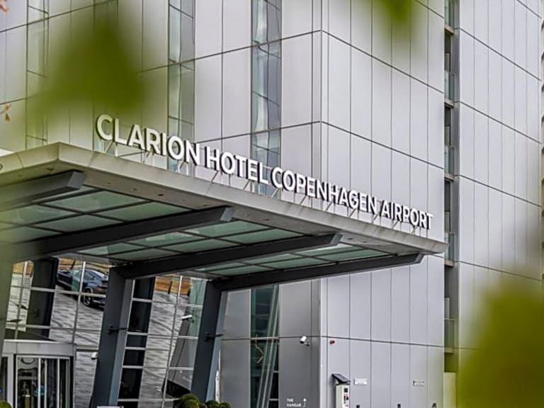Moderne Hotelfassade des Clarion Hotel Kopenhagen mit weißer Glasfront und deutlich sichtbarem Schriftzug.