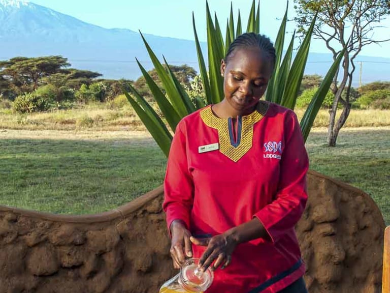 Frühstücksservice auf der Terrasse der Amboseli Sopa Lodge mit Blick auf den schneebedeckten Kilimandscharo.