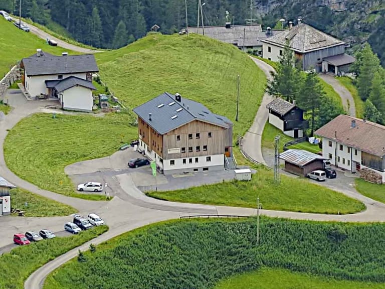 Luftaufnahme der Ortschaft Kaisers mit dem Edelweisshaus und traditionellen Alpenhäusern im Lechtal.