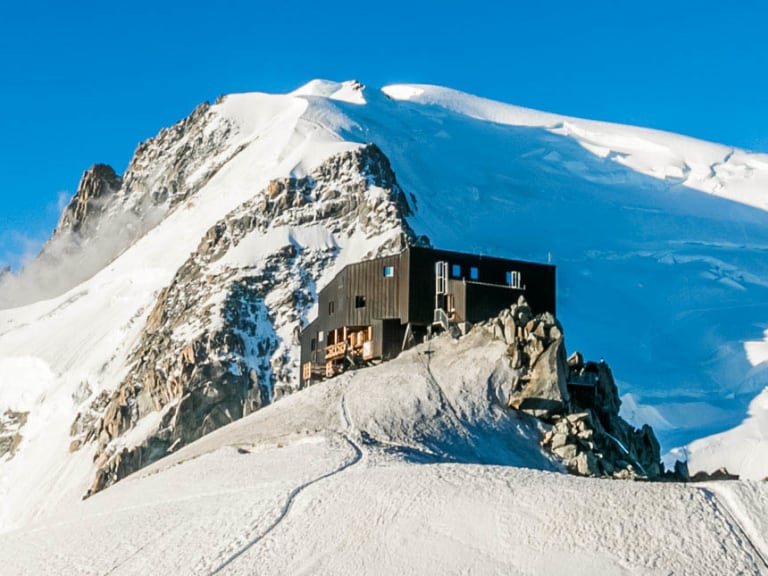 Hochtouren-Bergsteiger nutzen das Refuge des Cosmiques als Stützpunkt zwischen den Gletscherflächen.