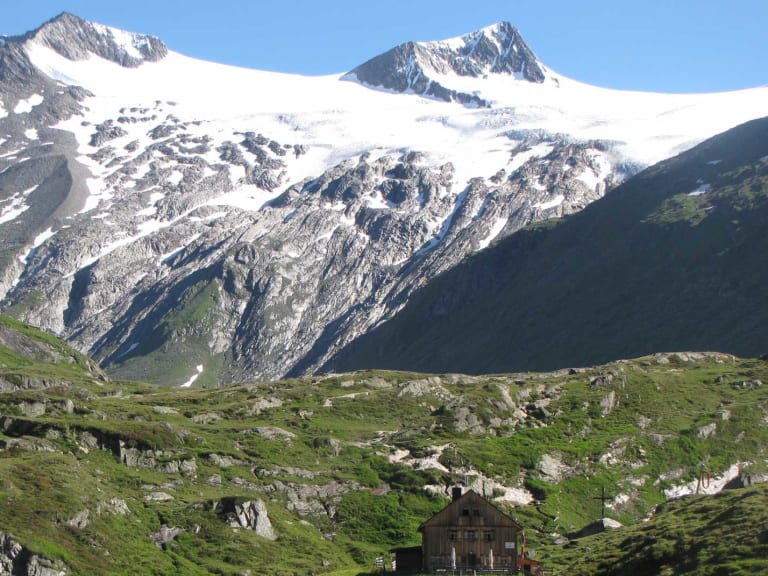 Blick auf die Johannishütte auf 2.121 m vor dem vergletscherten Venedigermassiv in den Hohen Tauern.