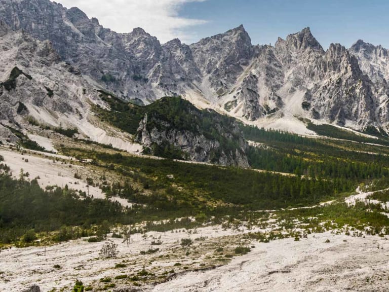 Blick über das Wimbachtal zur Wimbachgrieshütte mit Kalksteinbergen und Schuttfeldern in den Berchtesgadener Alpen.