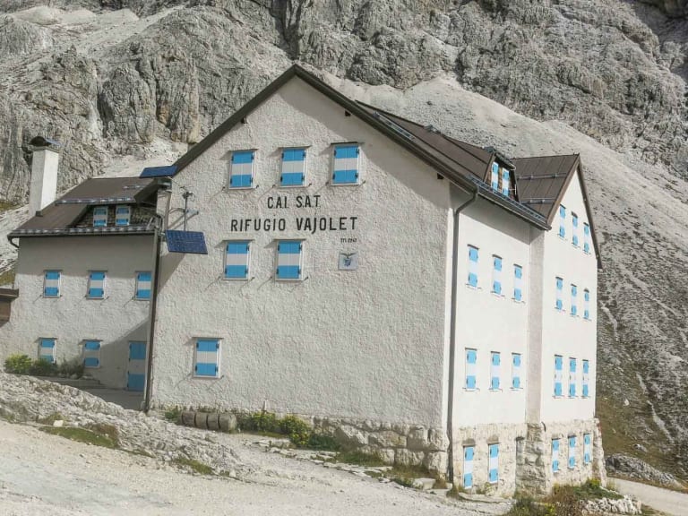 Das Rifugio Vajolet steht unter steilen Dolomitfelsen im Rosengarten auf 2246 m Höhe.