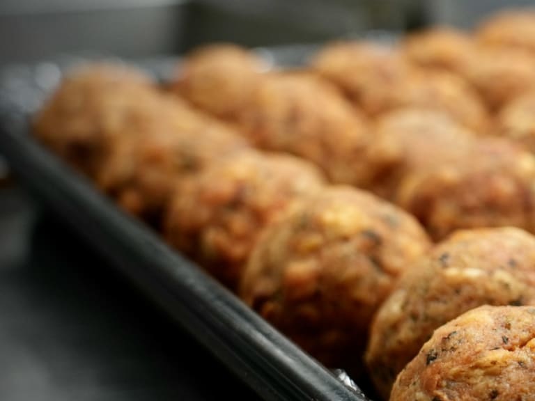Goldbraune, frisch gebackene Brötchen mit Körnern in der Küche der Neuen Prager Hütte für das Hüttenfrühstück.