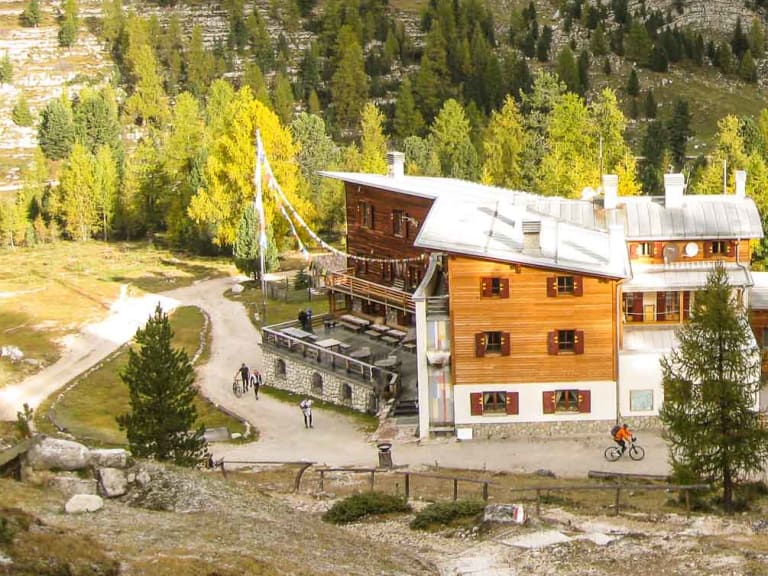 Luftaufnahme des Rifugio Lavarella auf der Fanes Alm zeigt die Hüttengebäude mit Wanderern und Berglandschaft.