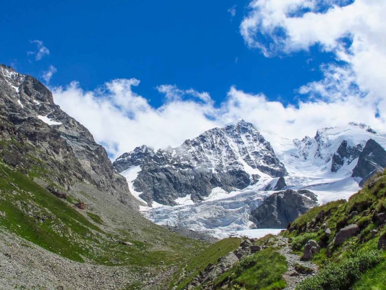 Blick von der Tschiervahütte auf den vergletscherten Biancograt mit Spaltenstrukturen und Seracs in den Bernina-Alpen.