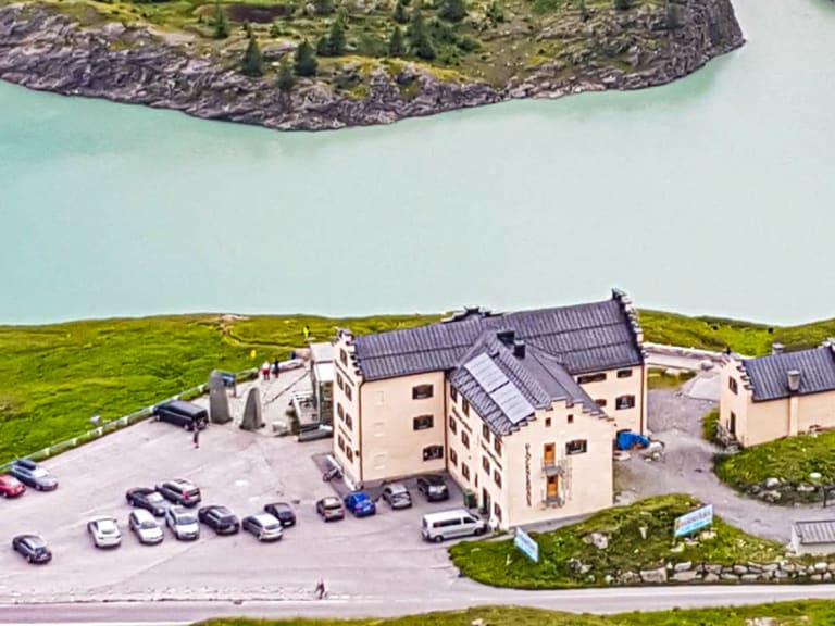 Das Glocknerhaus liegt direkt am türkisgrünen Gletschersee auf 2132 m Höhe in den Hohen Tauern mit großem Parkplatz.