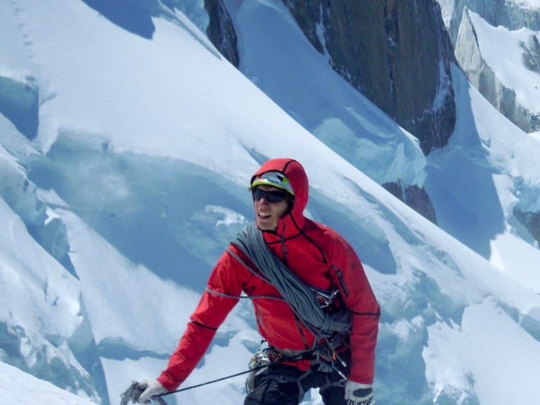 Bergführer Korbinian Schmidtner steigt mit Eispickel über Gletscherspalten am Mont Blanc in steilem Firngelände auf.