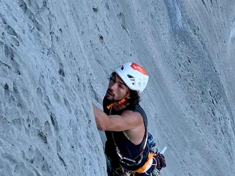 Aus der Vogelperspektive zeigt das Bild Bergführer Jakob Halder beim aktiven Klettern in steiler Kalksteinwand.