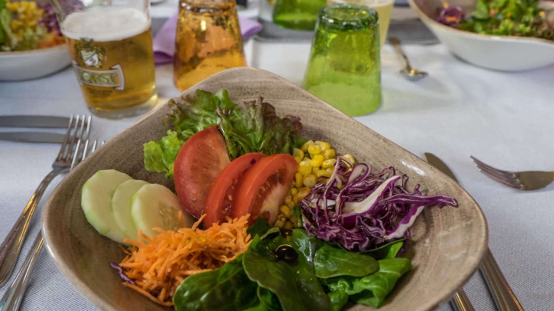 Frischer gemischter Salat mit regionalen Zutaten im Restaurant des Rifugio Carlo Valentini.