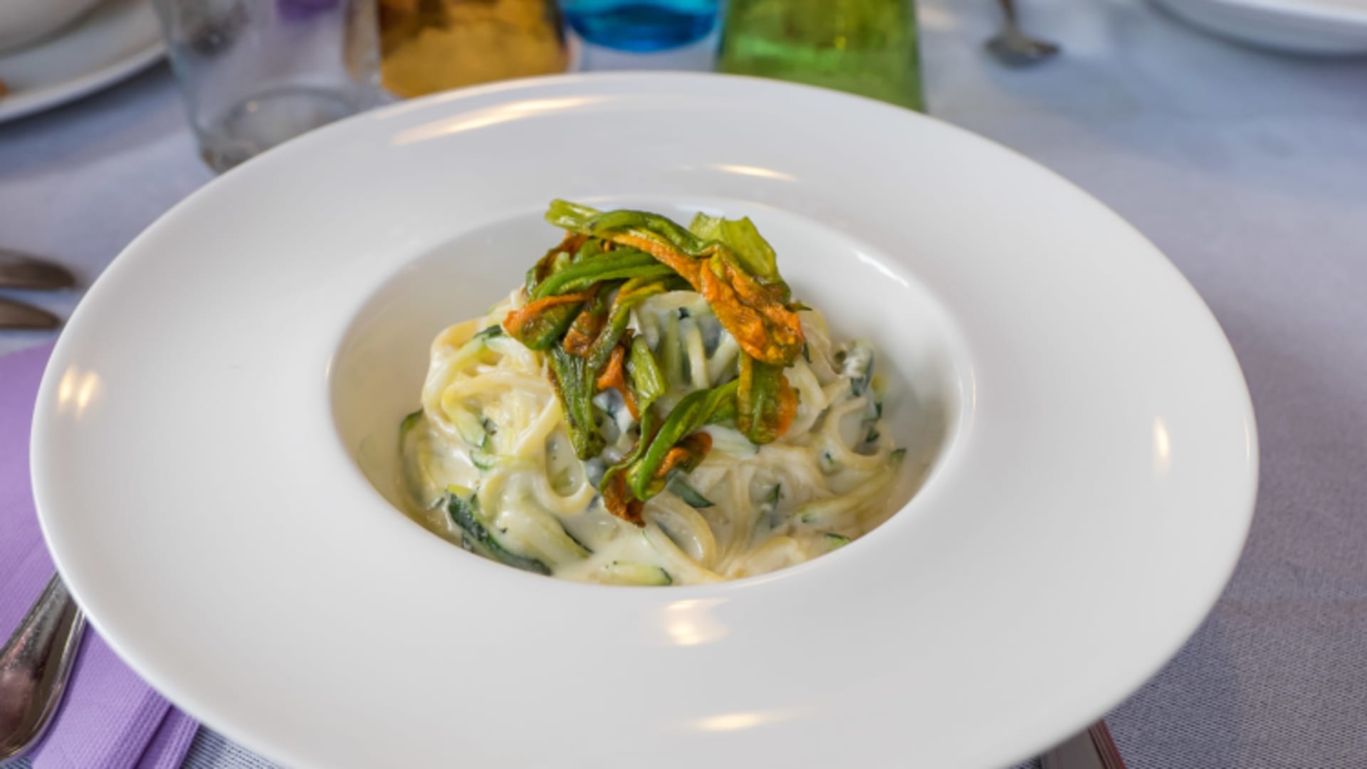 Angerichteter Pasta-Teller mit cremiger Sauce im Gastraum des Rifugio Carlo Valentini.