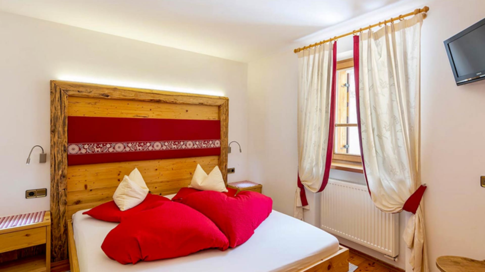 Gemütliches Doppelzimmer der Faneshütte (Rifugio Fanes) mit traditionellem Holzdekor und modernen Elementen.