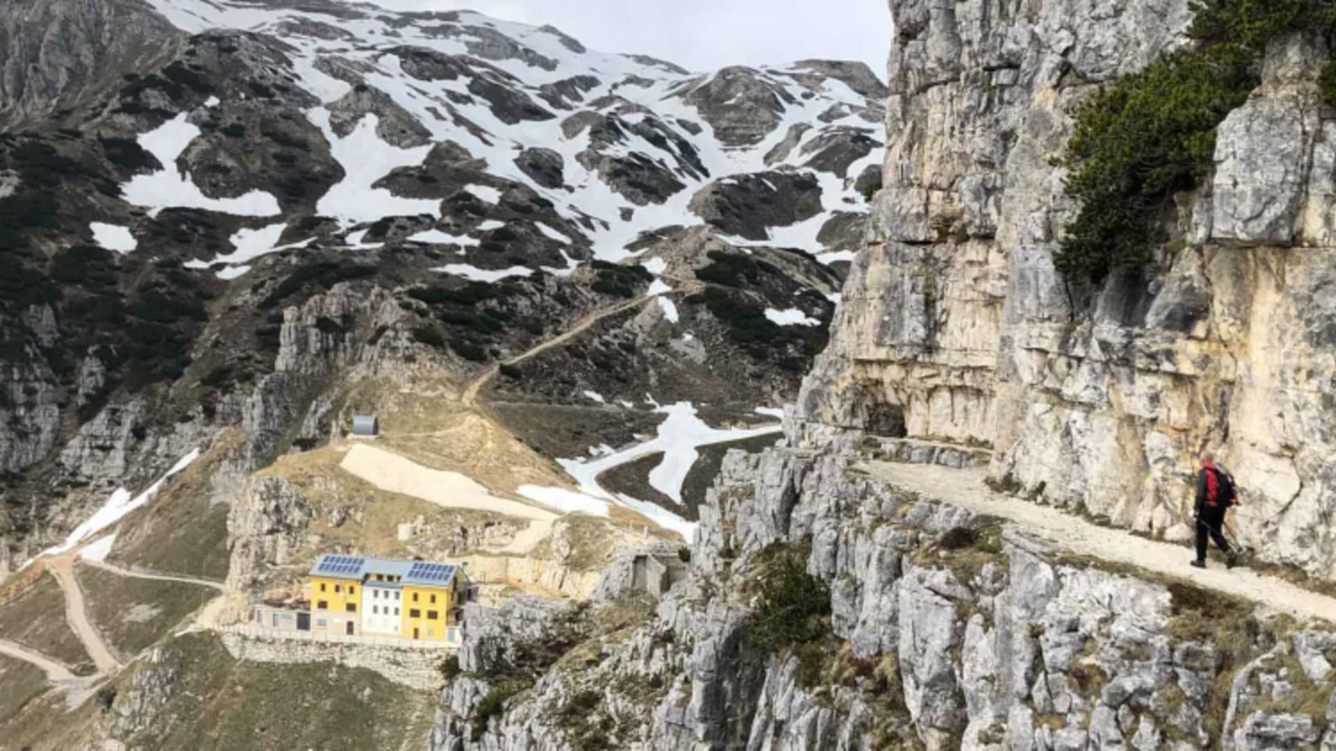 Bergwanderer auf dem Weg zum Rifugio Gen. Achille Papa zwischen schroffen Felswänden der Vizentinischen Alpen.