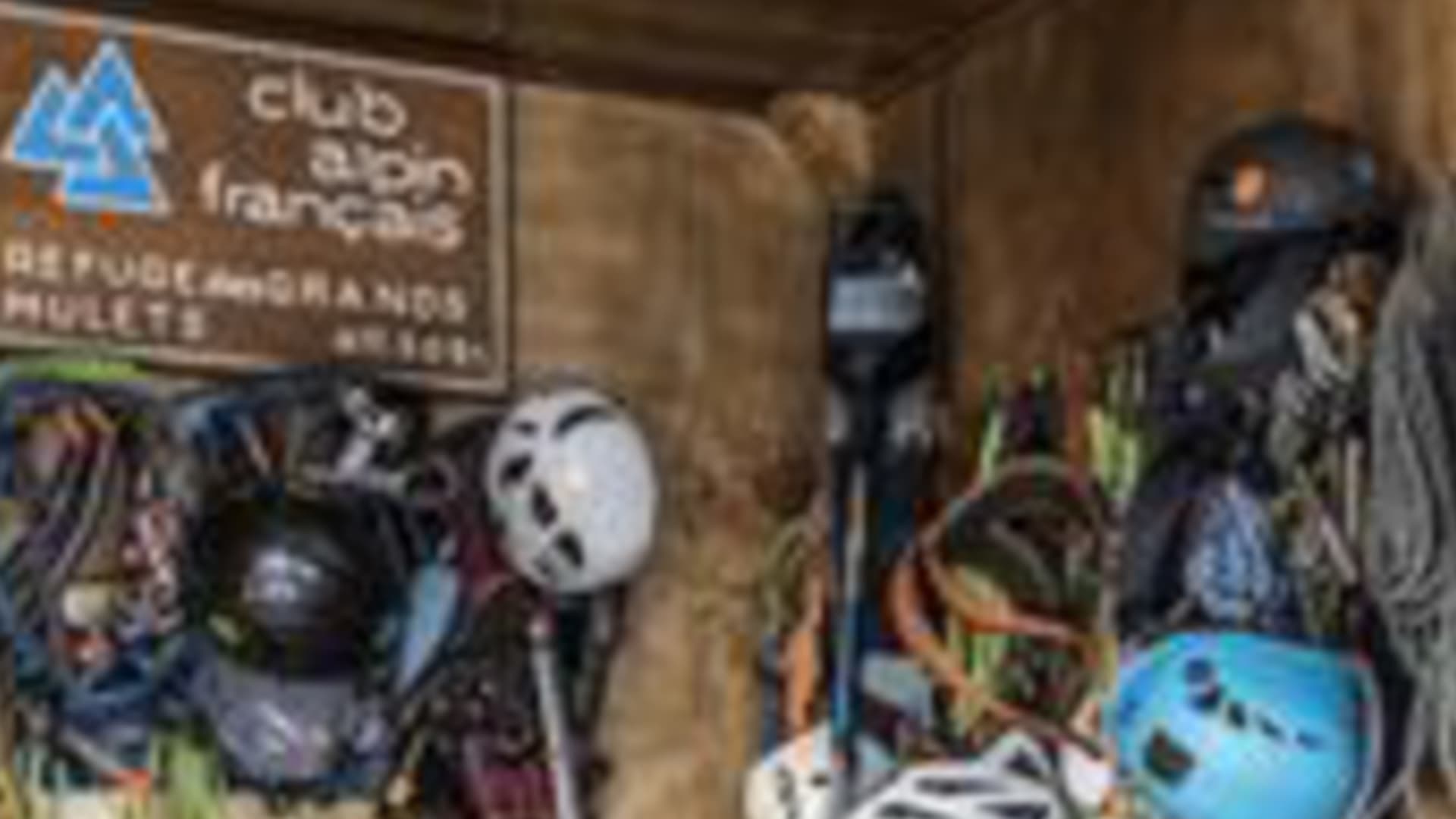 Ausrüstungsverleih mit Kletterhelmen und Seilen im Refuge des Grands Mulets des Club Alpin Francais.