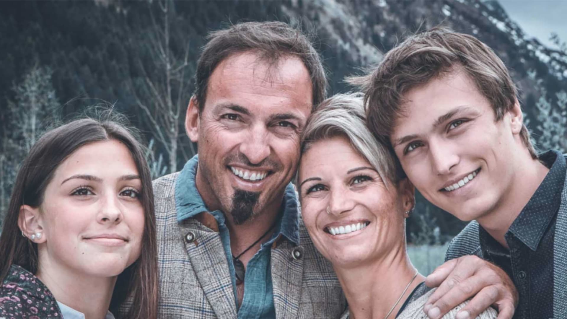 Porträt der vierköpfigen Familie Neuraiter vor der Braunschweiger Hütte in winterlicher Berglandschaft.