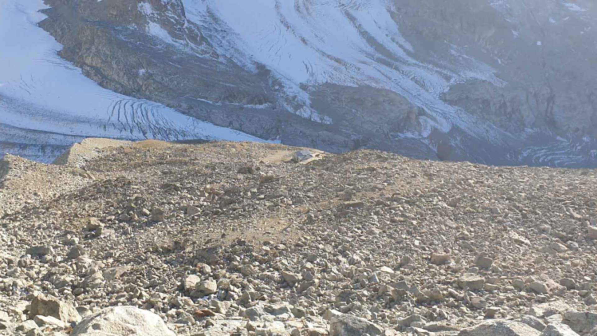 Moränenlandschaft mit Geröllfeldern in der Umgebung der Cabane du Grand Mountet im Hochgebirge.