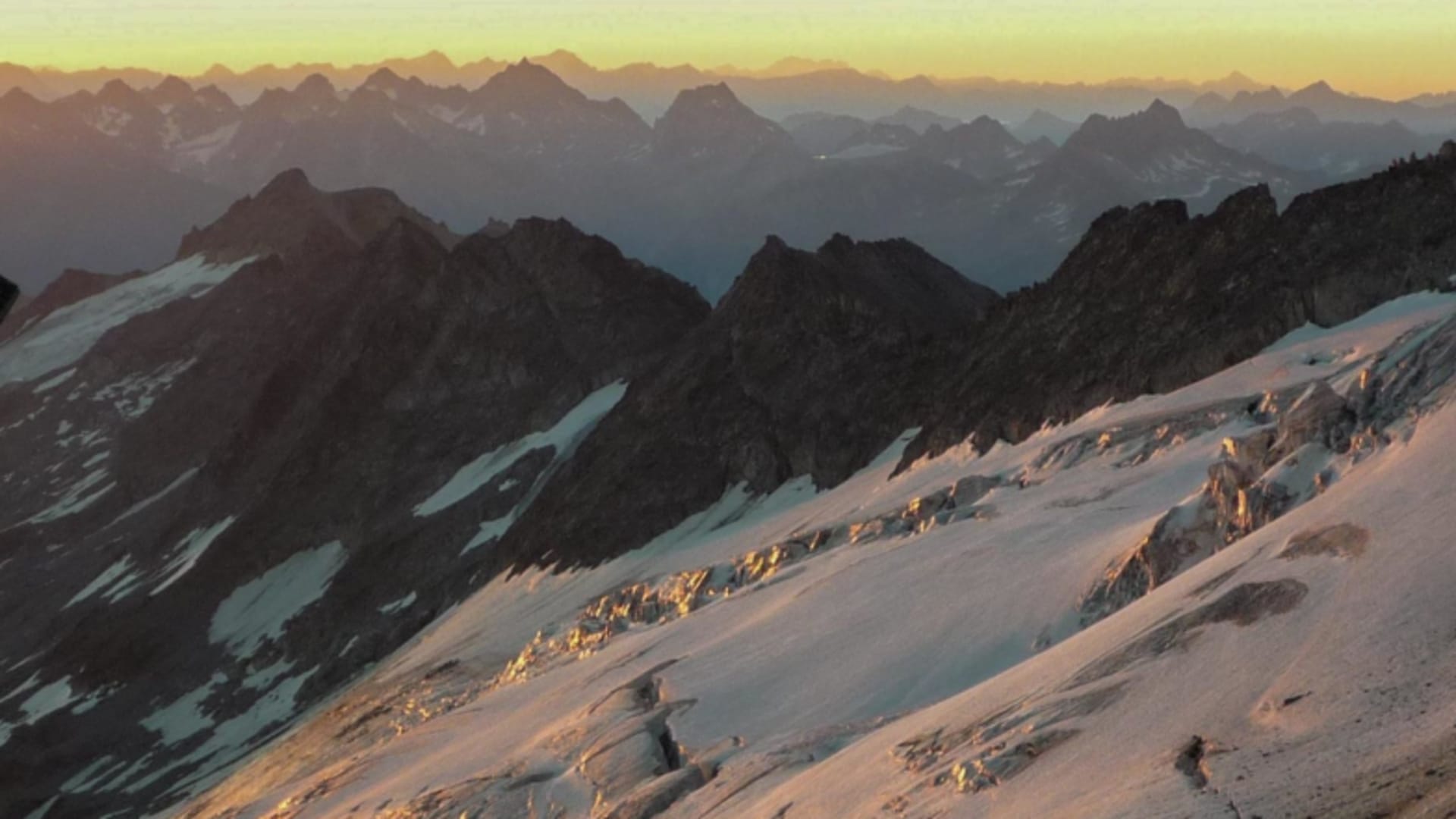 Panorama vom Oberaargletscher mit Spalten und Seracs bei Abendlicht nahe der Oberaarjochhütte.