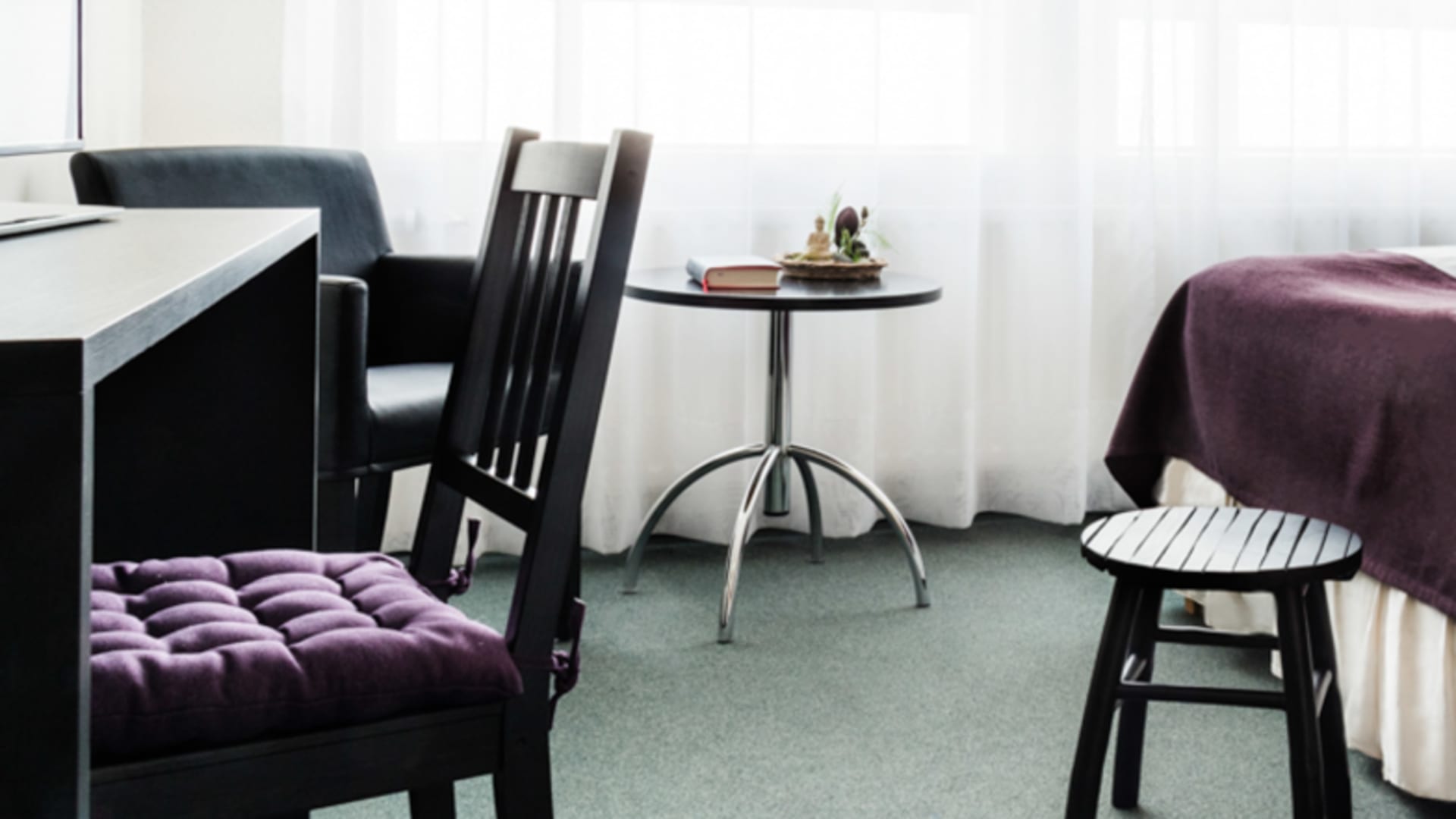 Weißer Schreibtisch mit violetten Akzenten im Hotelzimmer des 22 Hill Hotel Reykjavík.