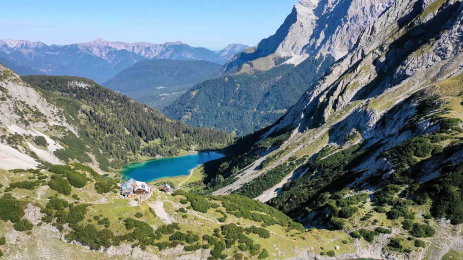 Luftbild der Coburger Hütte zwischen den türkisgrünen Bergseen Seebensee und Drachensee in Tirol.