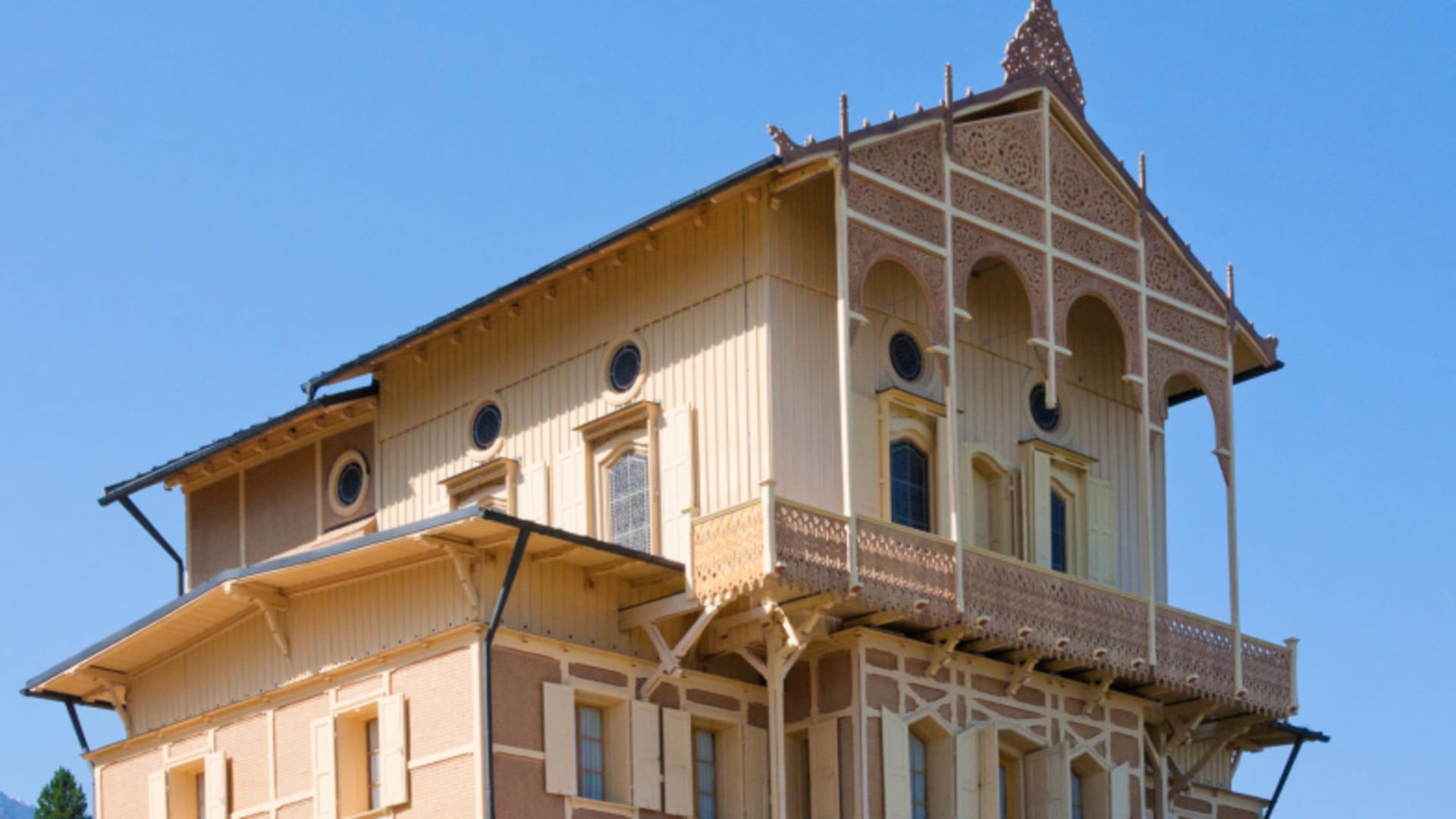 Außenansicht des historischen Schachenhaus mit oktagonalem Turm, Holzbalustrade und charakteristischer Alpenarchitektur auf 1.866 m.