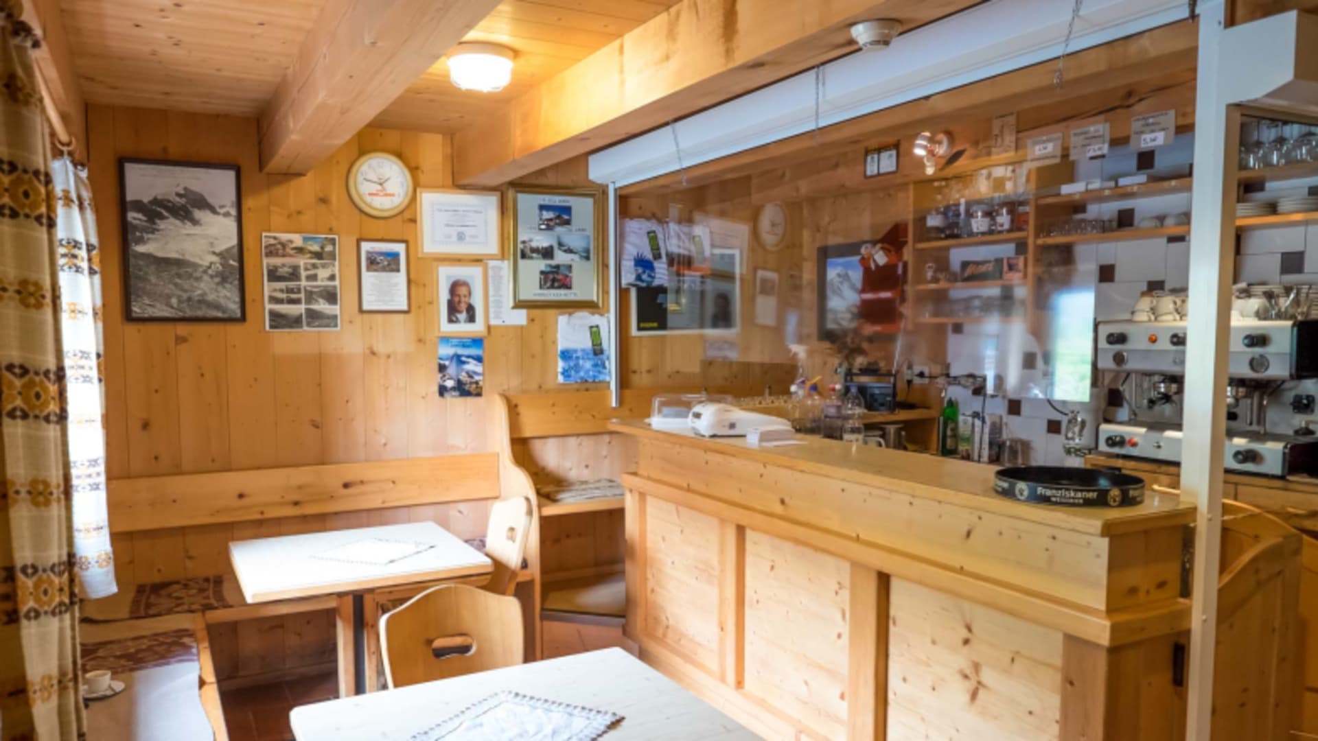 Traditionelle Gaststube der Birnlückenhütte mit Fichtenholzverkleidung und Eckbank.
