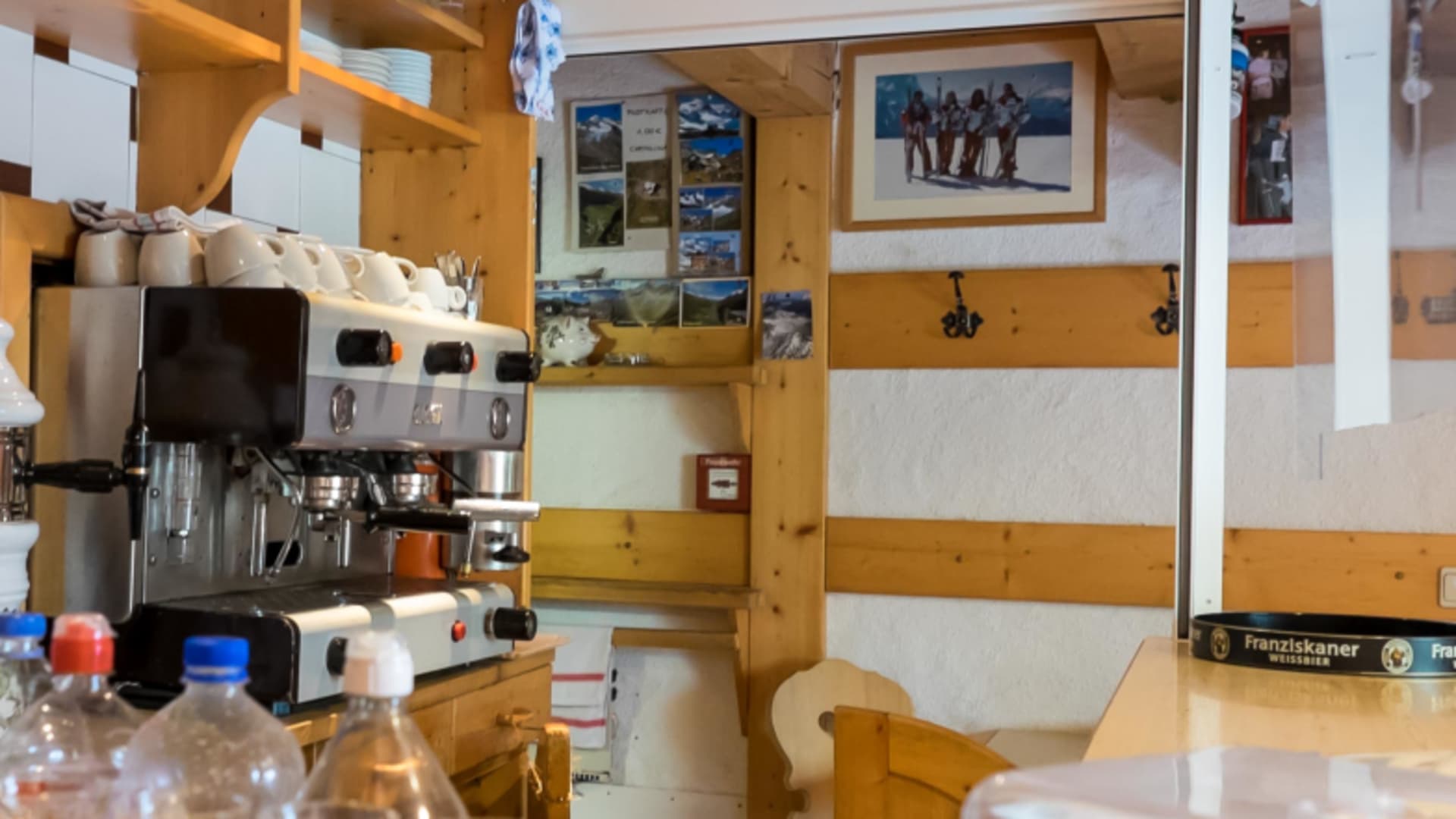 Professionelle Espressomaschine auf der Holztheke der Birnlückenhütte mit alpiner Einrichtung.
