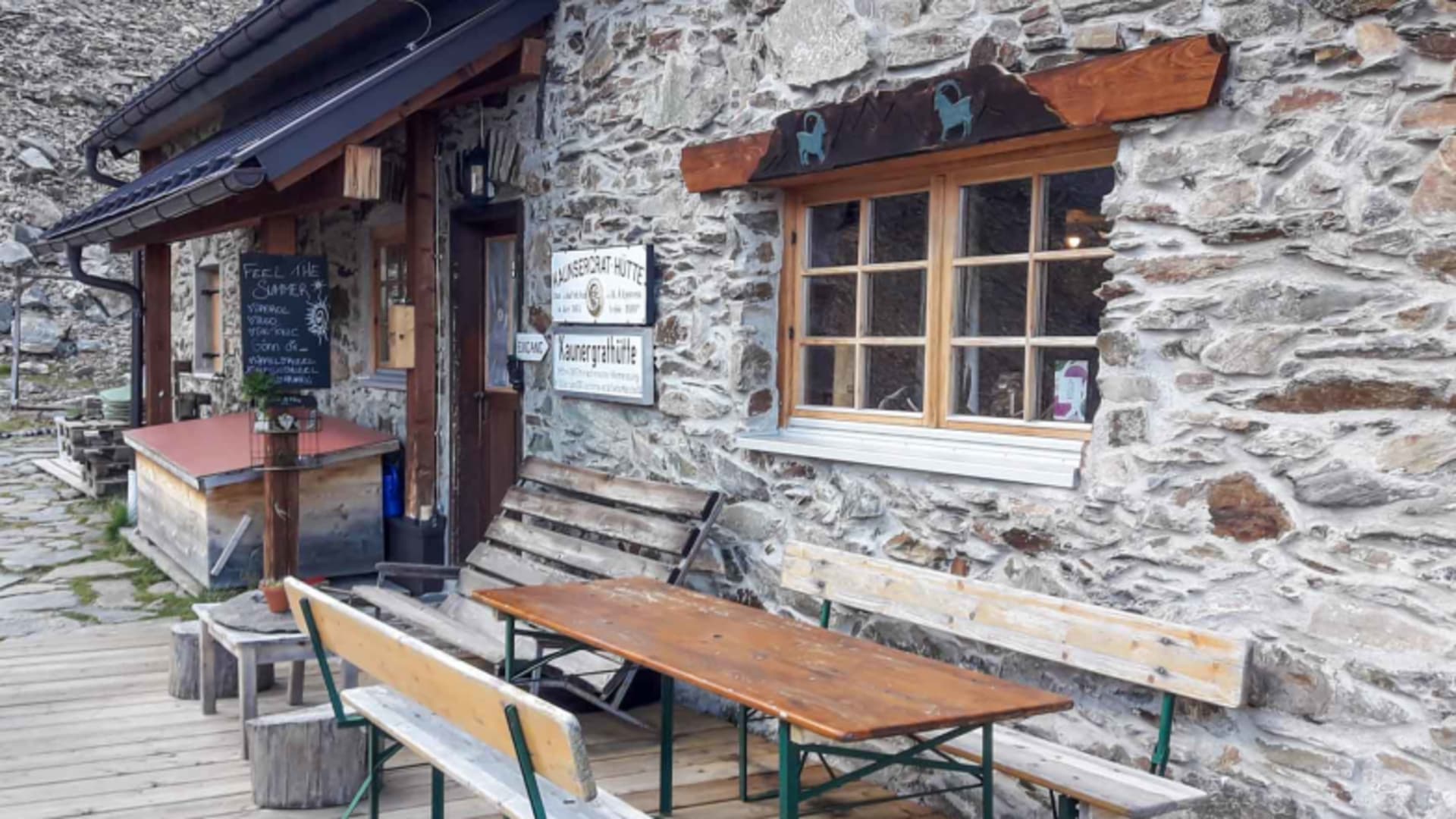 Detailansicht der Kaunergrathütte mit charakteristischer Natursteinfassade und Holzterrasse.