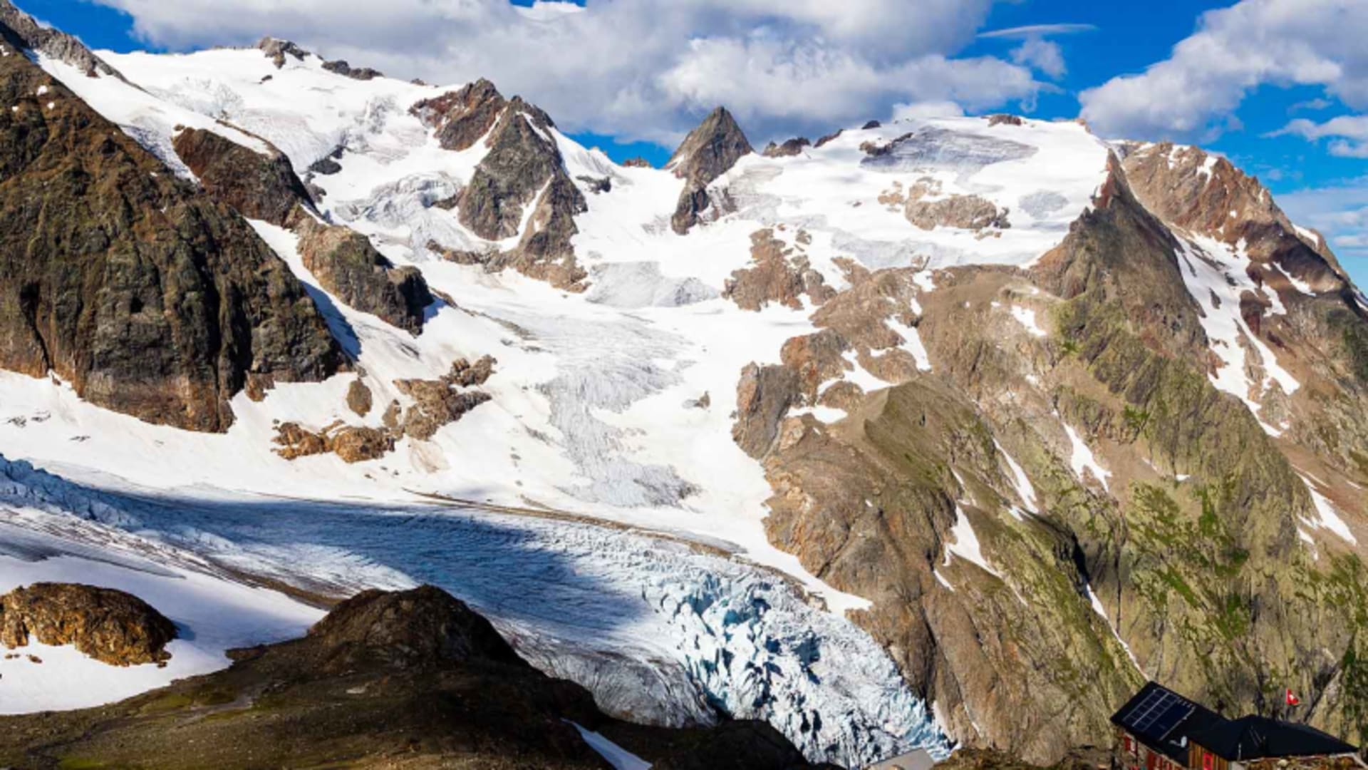 Panoramablick von der Trifthütte auf großen Gletscher mit Spalten zwischen steilen Felswänden der Urner Alpen.