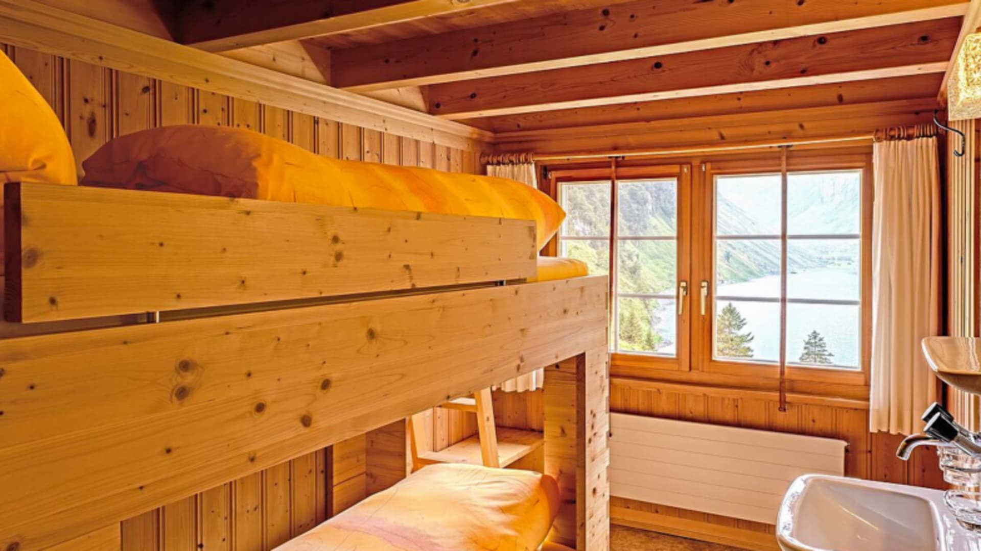 Schlafzimmer mit Etagenbett und Seeblick im Berggasthaus Bollenwees in den Appenzeller Alpen.